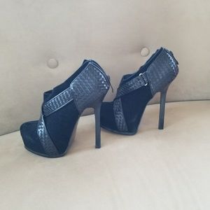 BEBE SHAYLA BLACK PLATFORM BOOTIES SIZE 7